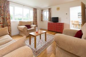 Aldringham萨福克诺迪什尔度假屋的客厅配有两张沙发和一张咖啡桌