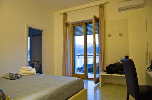 萨莱诺Terrazza Marconi的一间卧室设有一张床,并有通往阳台的门