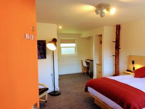 贝灵厄姆Heliotrope Hotel的一间卧室配有一张床、一张桌子和一盏灯