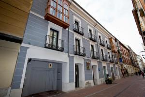 巴利亚多利德艾勒恩纳拉精品酒店的街道边的蓝色和白色建筑