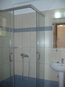 克里奥斯卡沃拉基别墅酒店的一间带玻璃淋浴和水槽的浴室