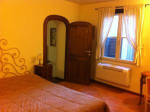 佛罗伦萨Leoni的一间卧室设有一张大床和一个窗户。