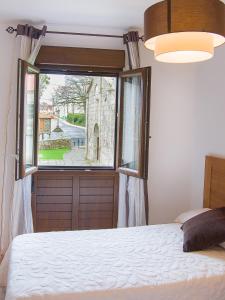 ZasPension Rustica Casa Do relojero的一间卧室设有一张床和一个美景窗户。
