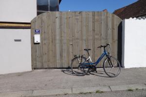 滨湖默尔比施Gasthaus Helena的停在木栅栏前的自行车