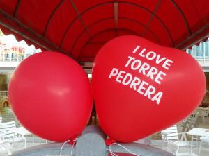 里米尼Hotel Seven的两个红色气球,上面写着我永远爱的诗句