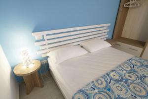 马蒂纳塔Casa Dante Bed&Breakfast的一间小卧室,配有一张蓝色墙壁的床