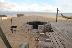 德尔迪阿布罗角Arenas del Mar的海滩旁的沙坑