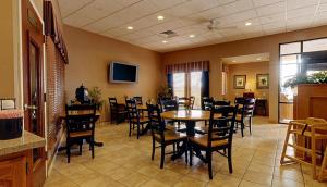 圣路易斯圣路易斯/南部美国最有价值酒店的餐厅内带桌椅的用餐室