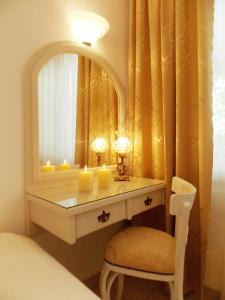 考考纳里斯Skiathos Driades的一间卧室配有带蜡烛和镜子的梳妆台