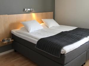林雪平林雪平城市酒店与青年旅舍的一张床上有两个枕头的房间