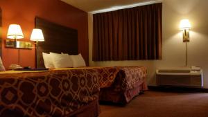 利柏提American Inn Of Liberal的酒店客房设有床和窗户。