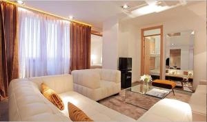 马德里AB设计套房公寓式酒店的客厅配有白色的沙发和桌子