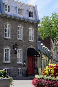 魁北克市玛丽 - 罗列特酒店的街上有红色门的房子