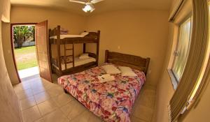 阿瓜斯迪林多亚Pousada Natalino Broleze的一间卧室配有一张床和两张双层床。