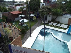 瓦兹特佩克Hotel Ocampo的享有酒店游泳池的顶部景色