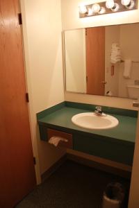 荷马海滨酒店 的一间带水槽和镜子的浴室