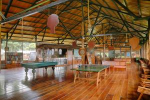 马尔多纳多港Ecoamazonia Lodge的大房间,里面设有两张乒乓球桌