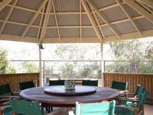 西南岩烟角度假酒店的天井上配有一张大木桌子和椅子