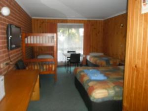 奥尔博斯特奥尔博斯特国道汽车旅馆的客房设有两张床、一张桌子和一张双层床。