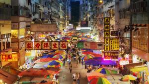 香港Pop Inn Mong Kok的繁忙的城市街道,晚上有雨伞