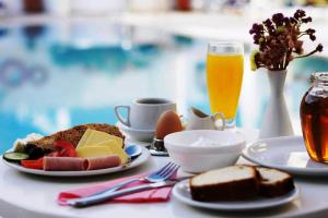 卡马利桑特里尼酒店的餐桌,盘子和一杯橙汁