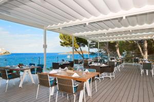 马盖鲁夫楝卡尔维亚比奇酒店的一间设有桌椅的海洋餐厅