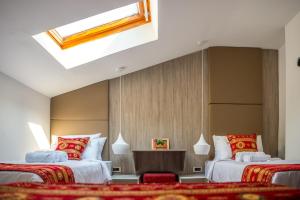 萨拉热窝萨拉热窝门赫里塔吉酒店的酒店客房设有两张床和天窗。