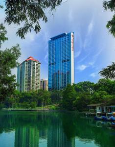 广州广州阳光酒店的城市天际线,高楼和湖泊