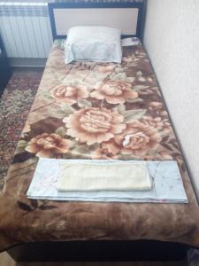 派蒂哥斯卡Дом с уютными гостевыми комнатами的一张带鲜花桌子的床
