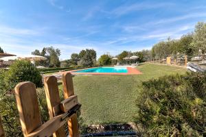 蒙泰斯佩尔托利颇德里隆蒂尼酒店的一个带游泳池和围栏的院子
