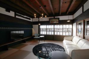 函馆函馆经典旅馆的客厅配有白色沙发和电视