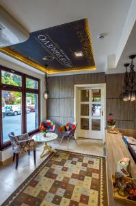 萨拉热窝萨拉热窝门赫里塔吉酒店的客厅配有沙发和桌子