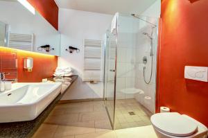 玛丽亚阿尔姆AlpenParks Hotel Maria Alm的带淋浴、卫生间和盥洗盆的浴室