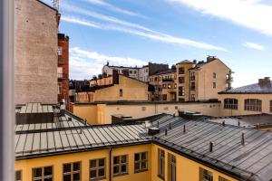 赫尔辛基莉拉罗伯茨酒店的从建筑物屋顶上可欣赏到风景