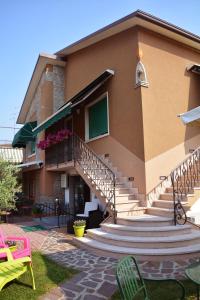 拉齐塞基娅拉别墅住宿加早餐旅馆的庭院内带楼梯和椅子的建筑