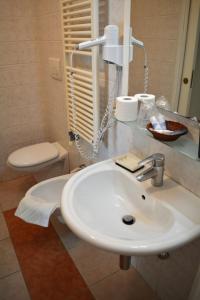 拉齐塞基娅拉别墅住宿加早餐旅馆的浴室配有白色水槽和卫生间。