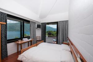 坎诺比奥坎帕尼亚酒店的一间卧室设有一张床和大窗户