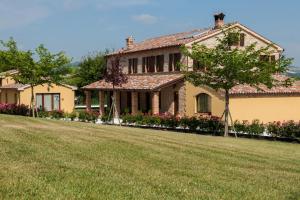 Castelbellino拉维奇亚丰堤农庄酒店的大房子,有大草地庭院