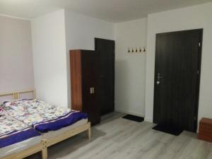 StudzieniceOaza Kaszubska Studzienice的一间卧室配有一张床和两个棕色橱柜