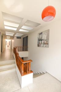 波哥大Terraza Hotel Bogota的走廊设有楼梯和橙色天花板