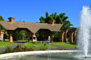 圣代佩德罗Hotel Fazenda Fonte Colina Verde的一座带凉亭的建筑前的喷泉