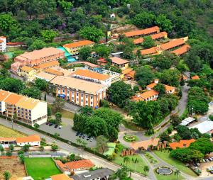 圣代佩德罗Hotel Fazenda Fonte Colina Verde的享有城镇的顶部景色,拥有建筑和街道