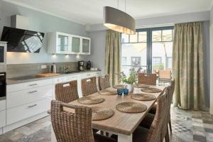 奥斯赛拜-塞林Villa Emma的厨房配有木桌和椅子