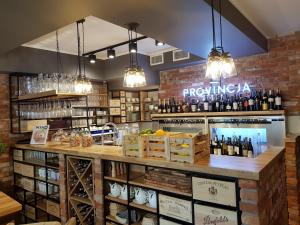 奥尔什丁Provincja Winebar & Rooms的酒吧提供葡萄酒