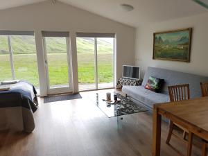Bólstaðarhlíð波尔斯塔里奥小屋（一室公寓）的客厅配有沙发和桌子