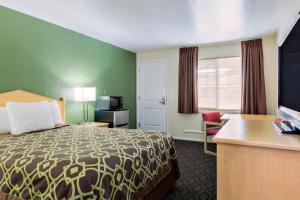 尤金市区旅馆的配有一张床和一张书桌的酒店客房