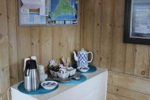 法尔茅斯小镇海滩汽车旅馆的一个带咖啡壶和茶壶的架子