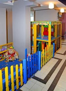 杜普尼察里拉酒店的儿童房,带玩具的游乐区