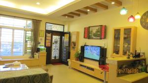台东2013民宿的一间带平面电视的客厅