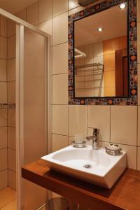 卢特拉Xenonas Afroditi的一间带水槽和镜子的浴室